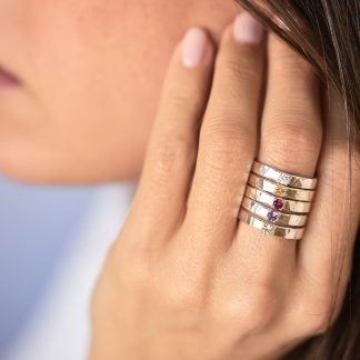 Anillo personalizado Martelé con piedra de nacimiento