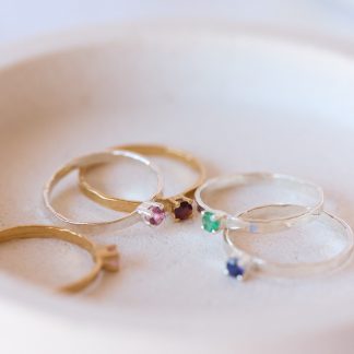 Anillo fino Martelé con piedra de nacimiento