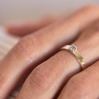 Anillo personalizado Martelé Oro 9kt con piedra de nacimiento