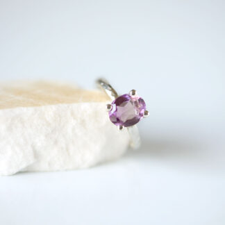 Anillo martelé Oval Amatista
