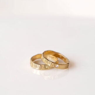 Anillo Martelé con nombre, mini piedra de nacimiento y fecha.