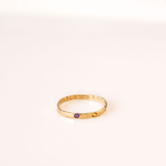 Anillo fino Martelé oro 9kt y 18kt con mini piedra de nacimiento y nombre.