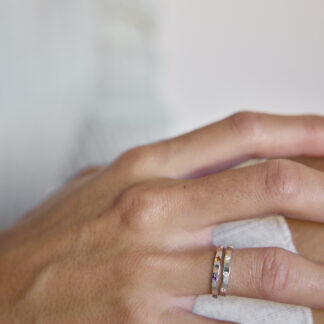 Anillo fino Martelé con mini piedra de nacimiento y nombre.